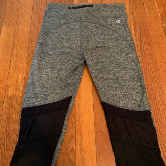 Grey/Black Capri Workout Leggings - Picture 2 of 2